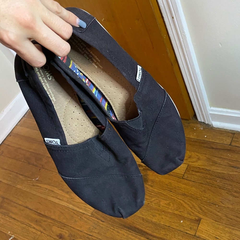 Women’s black Toms